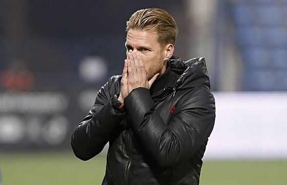 Liberecký trenér Radoslav Ková� sleduje utkání s Hradcem,