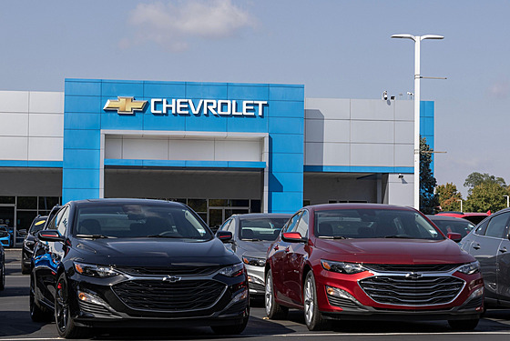 Prodejna osobních automobil a SUV znaky Chevrolet v Noblesvillu ve stát...