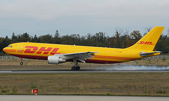 Letadlo nmecké pepravní spolenosti DHL. V jejích skladech hoely balíky s...