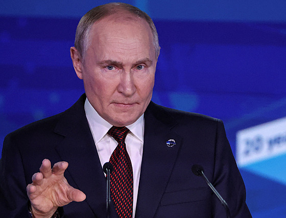 Ruský prezident Vladimir Putin pronáí e v diskusním klubu Valdaj. (7....