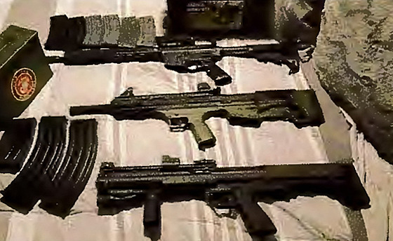 Zbran�, zabavené americkými bezpe�nostními slo�kami p�i zma�ení íránského...