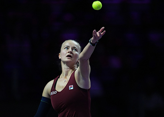 Barbora Krejíková servíruje v semifinále Turnaje mistry.