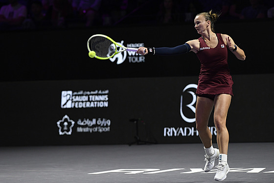 Barbora Krejíková posílá balonek na druhou stranu kurtu v semifinále Turnaje...