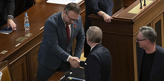 Premiér Petr Fiala a ministr práce a sociálních věcí Marian Jurečka si...