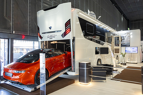 Jachty na �ty�ech nebo více kolech u� vá�í p�ed 10 tun a stojí p�es deset...