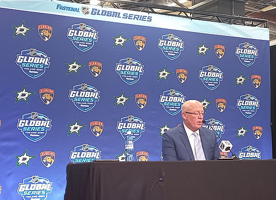 Zástupce komisa�e NHL Bill Daly.