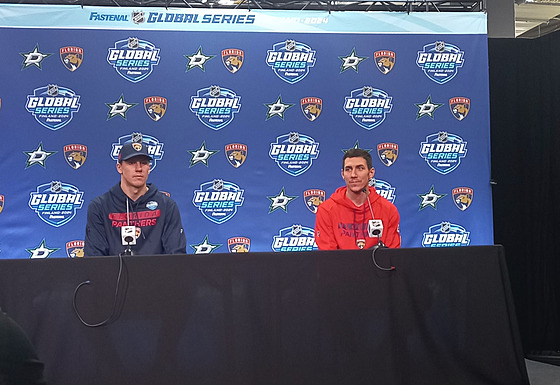 Niko Mikkola a Tomá Nosek na tiskové konferenci Floridy.