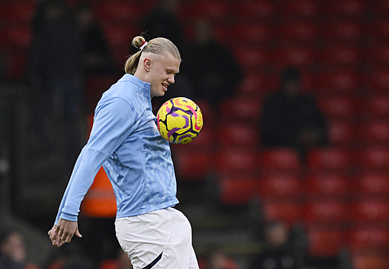 Erling Haaland z Manchesteru City se rozcvi�uje p�ed ligovým utkání proti...