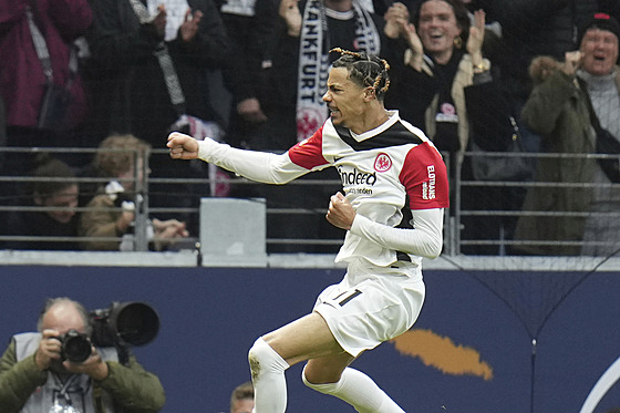 Hugo Ekitike z Frankfurtu se raduje ze vst�eleného gólu Bochumi.