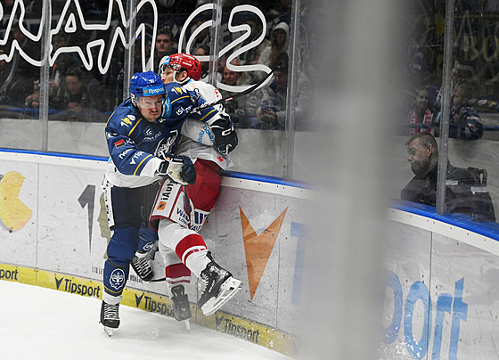 Kladenský Petr Straka pipendlil Martina Buka z Hradce Králové.