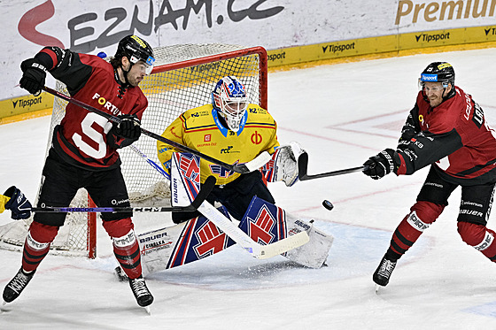 Kry�tof Hrabík (vlevo) a Jani Lajunen ze Sparty se sna�í te�ovat puk do branky...