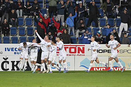 Fotbalisté Slovácka se radují ze vsteleného gólu Plzni.