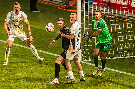 Fotbalisté sledují trajektorii mí�e.