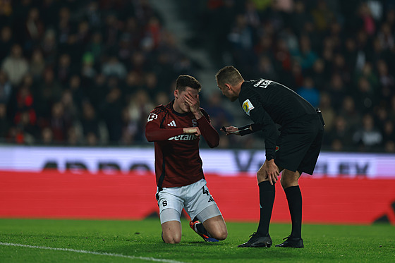 Zasa�ený spar�an Martin Vitík hovo�í s hlavním rozhod�ím b�hem utkání s...