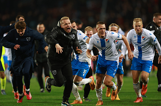 Fotbalisté Baníku Ostrava se radují z vít�zství nad Spartou.