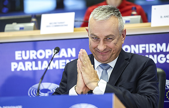 Nominovaný �eský eurokomisa� Jozef Síkela p�i sly�ení p�ed europoslanci (6....
