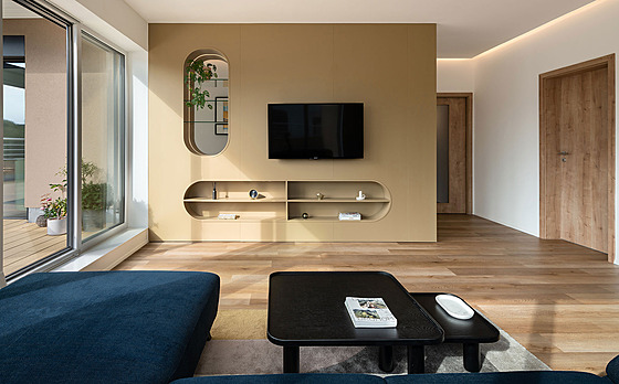 Pilí uprosted místnosti doplnila architektka vestavbou nábytkové píky s...