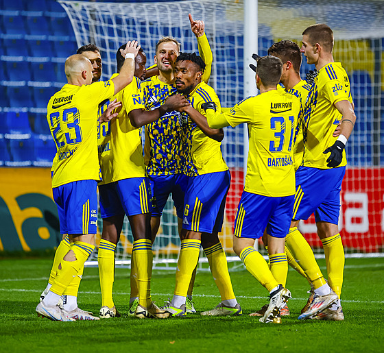 Zlín�tí fotbalisté se radují z gólu v zápase s Chrudimí.