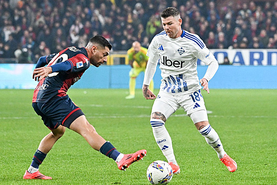 Stefano Sabelli (vlevo) z Janova v souboji s Albertem Morenou z Coma.