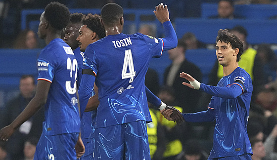 Fotbalisté Chelsea se radují z jednoho z osmi gól� v zápase s FC Noah.