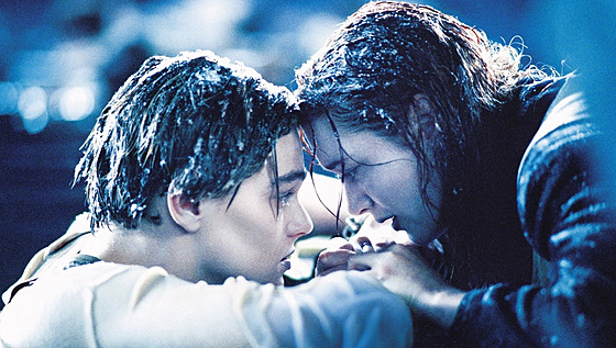 Leonardo DiCaprio a Kate Winsletová ve filmu Titanic (1997)