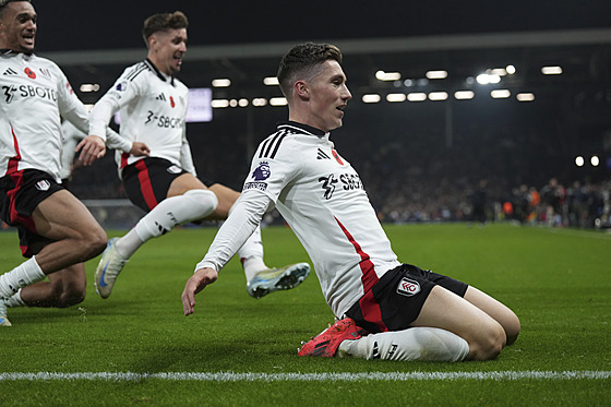 Harry Wilson na kolenou slaví se spoluhrá�i gól proti Brentfordu.