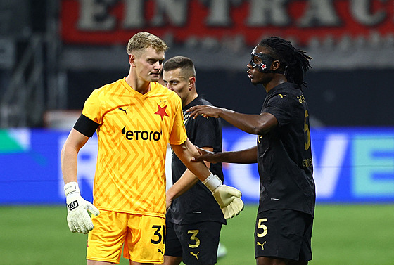 Slávistický branká� Antonín Kinský poté, co vychytal gólovku Frankfurtu.