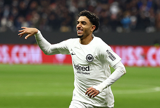 Úto�ník Frankfurtu Omar Marmú� slaví gól do sít� Slavie.