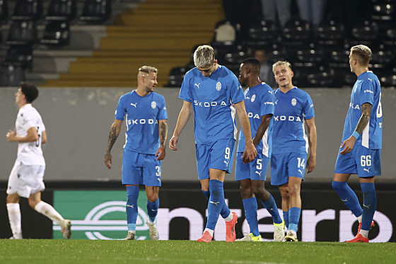 Skleslí fotbalisté Mladé Boleslavi poté, co jim Guimaraes vst�elil druhý gól.