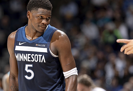 Anthony Edwards z Minnesota TImberwolves se sna�í naslouchat.