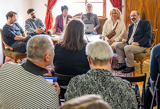 T�etí zleva je Ilona Dvo�áková (nez.), nám�stkyn� primátorky pro oblast...