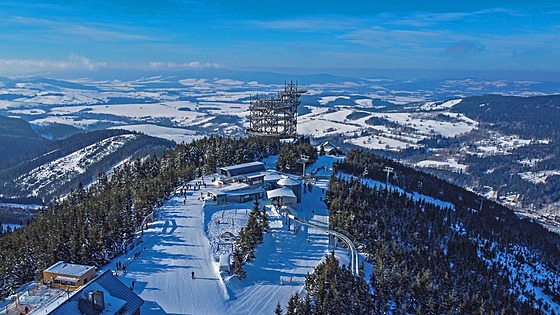 Dolní Morava láká na nejdel�í sjezdovku v �esku m��icí 3,7 kilometru