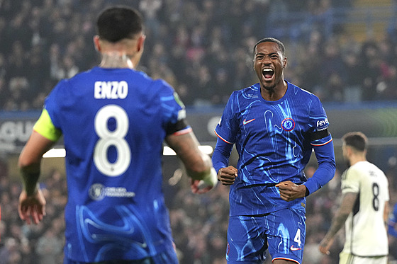 Tosin Adarabioyo z Chelsea se raduje z gólu do sít� FC Noah.