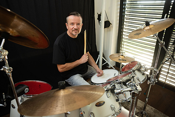 Pokud pán domu zrovna netoí poad o kriminalistice, najdeme ho, jak hraje na...