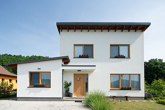 D�ev�ný d�m stojí na kopci a jeho majitelé tak mají Brdy jako na dlani.