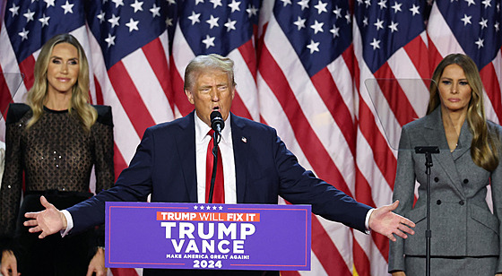 Lara Trumpová, Donald Trump a Melania Trumpová ve West Palm Beach (6. listopadu...