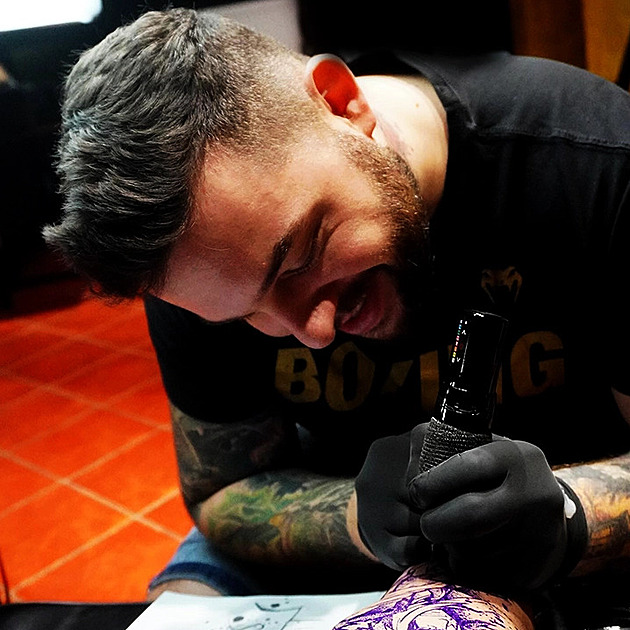 T�iat�icetiletý tatér Albert �Dom� Domes zalo�il v roce 2017 v centru Brna...