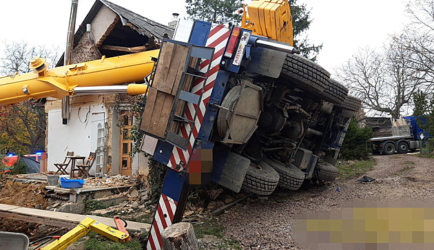 Na zahradě se převrátil jeřáb. Zbořil objekt k demolici i vedlejší novostavbu