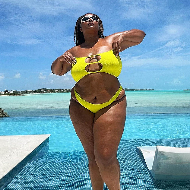 Každá černá žena není Precious, vzkazují Hiltonové. Zaměnila herečku se zpěvačkou