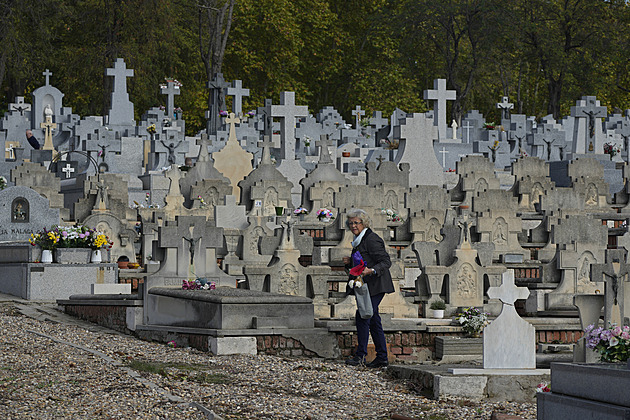 Pražské hřbitovy o Dušičkách navštívily davy lidí, podle policie bez problémů