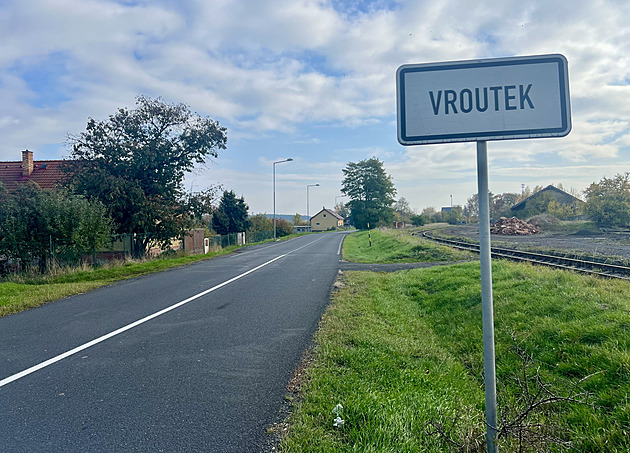 Vroutek je m�sto v okrese Louny. Le�í nedaleko Podbo�an.