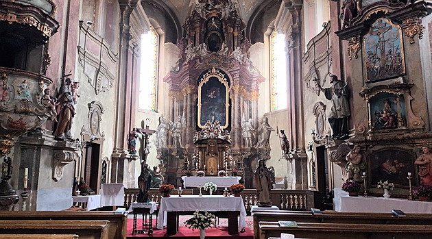 Jen si tak posedět a ochladit se. A třeba se i pomodlit. Kostelních 20 stupňů je lákavých