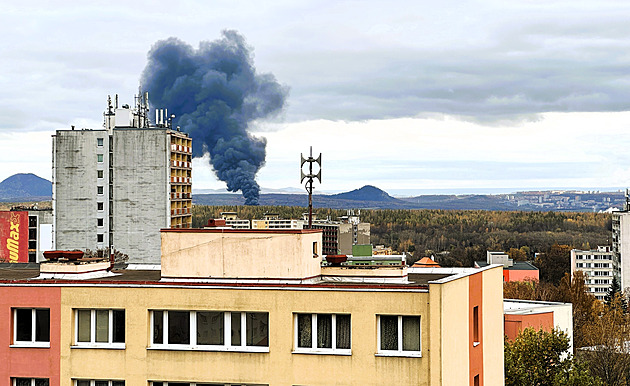 U Litvínova hoří skládka s pneu a pražci, platí nejvyšší poplach. Hasí i vrtulník
