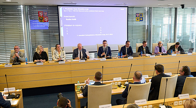 Na ustavujícím zastupitelstvu Zlínského kraje zvolili hejtmanem Radima Holie...