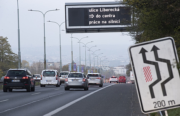 V ulici V Holeovikách zhoustl provoz. (1.11.2024)