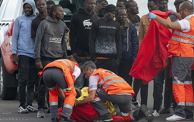 Na pláži ve Španělsku se vylodili migranti. Turisté proti nim zakročili, strhli je k zemi