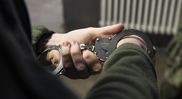 Hradní strá pi práci vyuije i pouta. (30. íjna 2024)