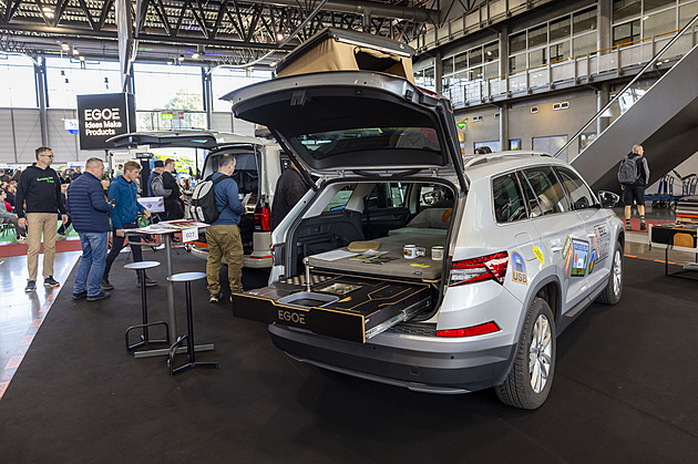 Ve výstavní hale Travel Adventure je velký výbr autostan i písluenství pro...