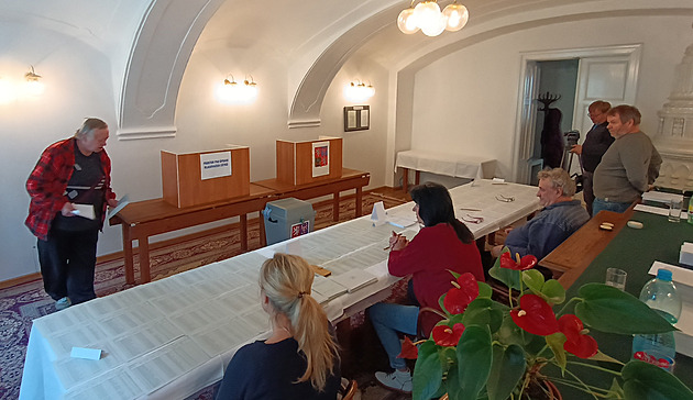 Obané Poátek v referendu hlasují, zda jsou pro výstavbu vtrných elektráren....