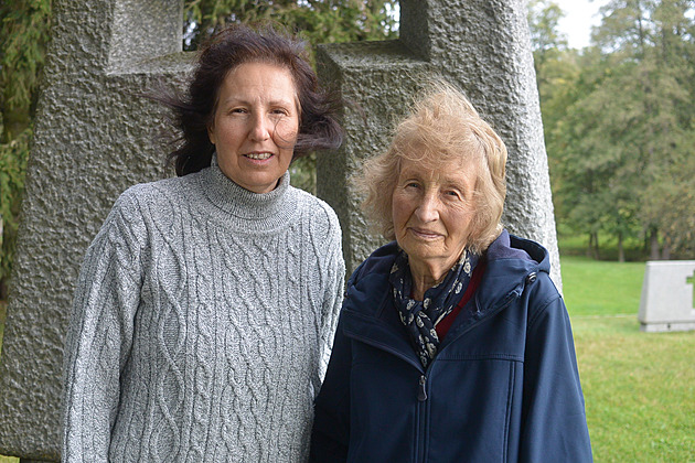 Vzpomínky a zá�itky Jarmily Dole�alové star�í (vpravo) zaznamenávala její dcera...